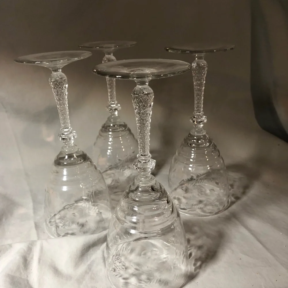 Elegant Clear Wine Libbey Glass Set of 4 - Picture 6 of 8